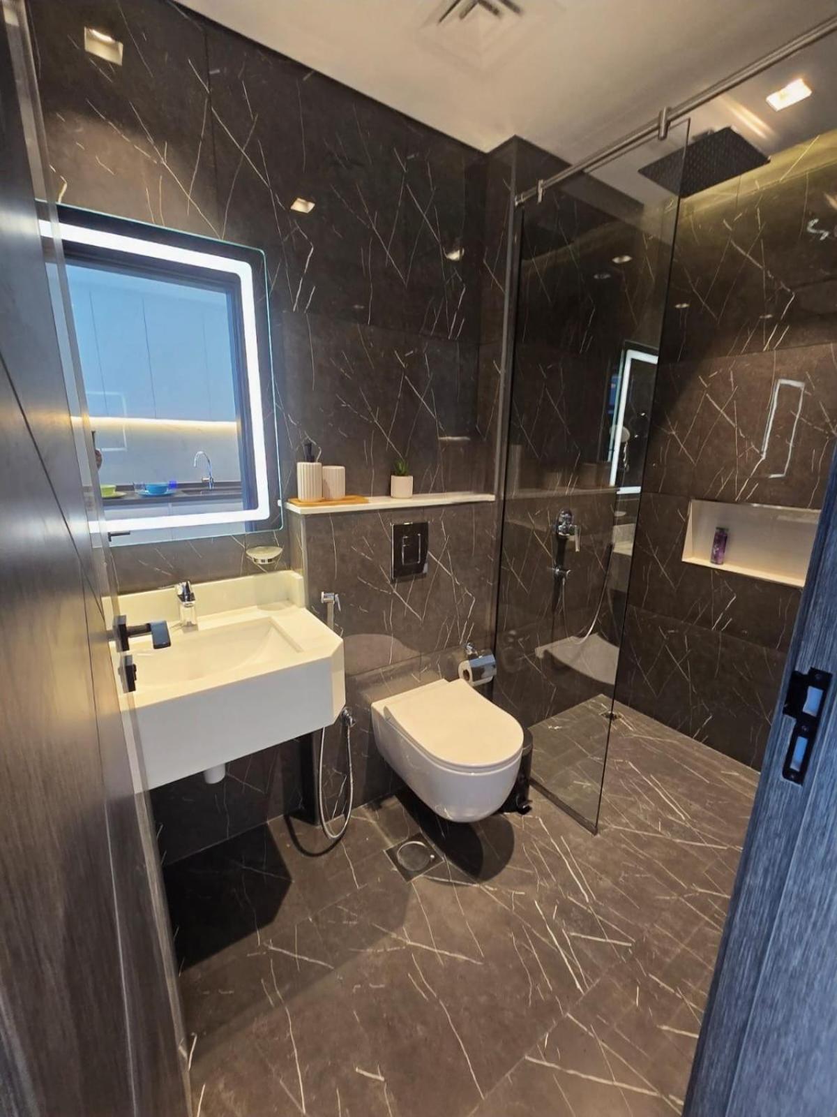 Brand New, Stylish In Arjan